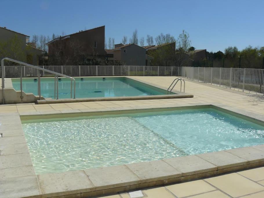 Le Petit Bonheur - Place Parking Privee - Clim - Terrasse - Piscine Partagee - Proche Parc Spirou Saint-Saturnin-lès-Avignon Esterno foto